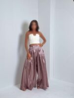 استایل لاکچری با تاپ زنانه و شلوار پارچه‌ای گشاد